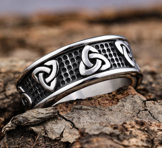 Trinity Tri Knot Ring with Hammered Background Band